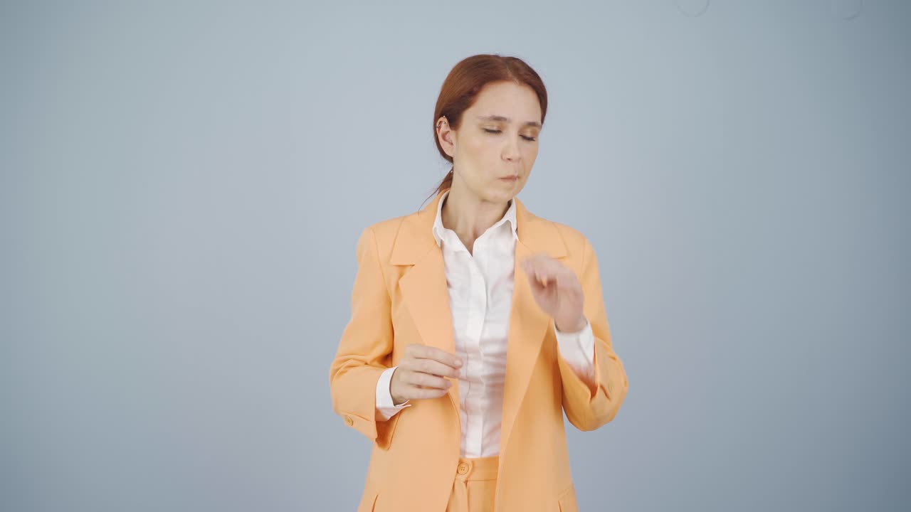 재채기하는 비즈니스 여인.