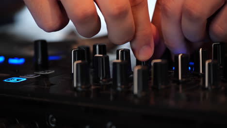 DJ-turning-knobs-on-turntables