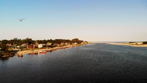 drone volando sobre un río con muchos barcos