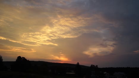 puesta de sol sobre kaapsehoop, pequeña ciudad en sudáfrica