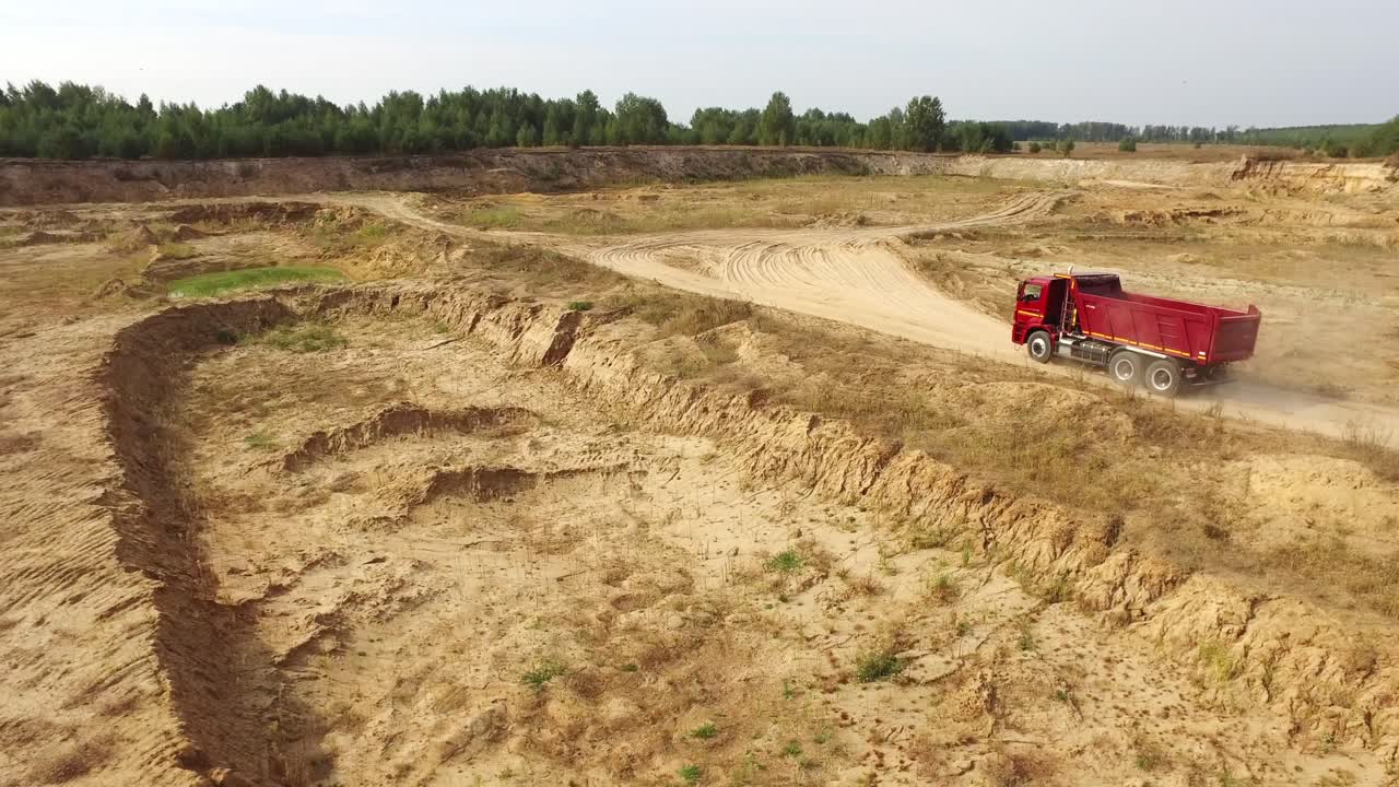 모래 광산 에 있는 빨간 덤프 트럭