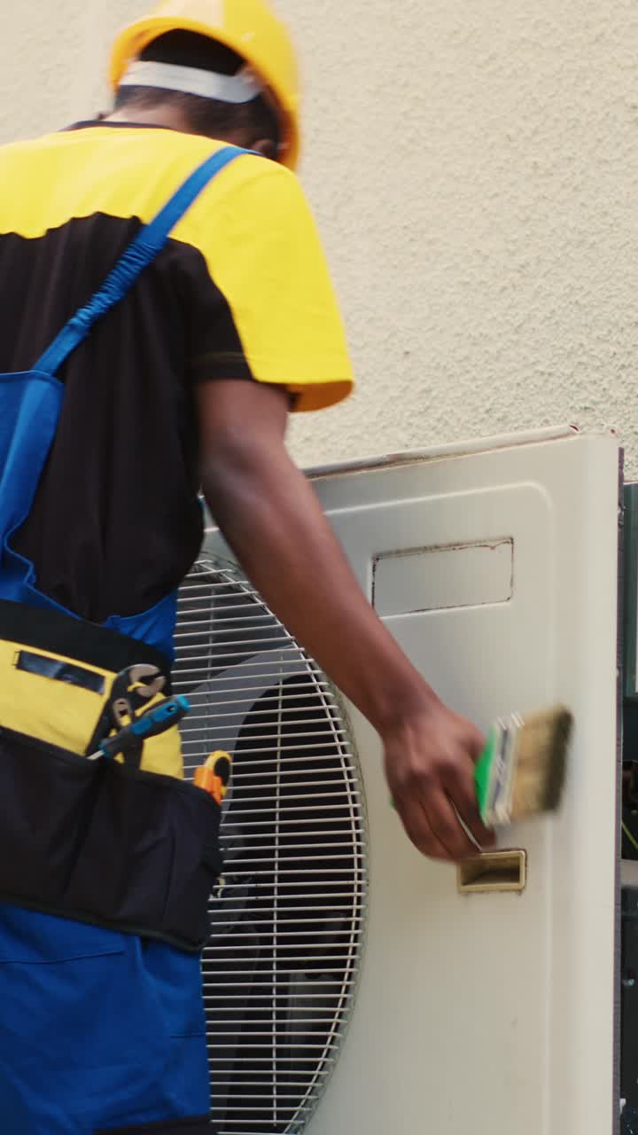 Specialist i vertikal video: rengøring af aircondition