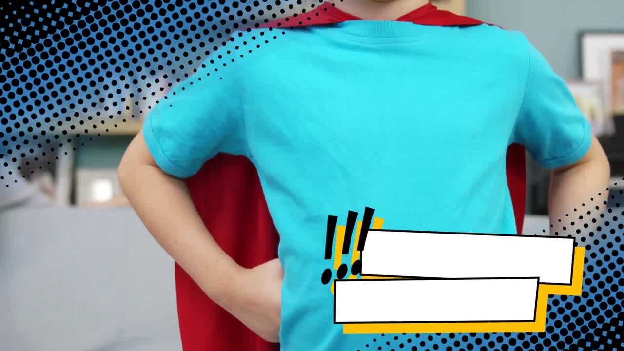 슈퍼히어로 의상을 입은 작은 소년