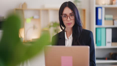 mujer de negocios confiada en videoconferencia
