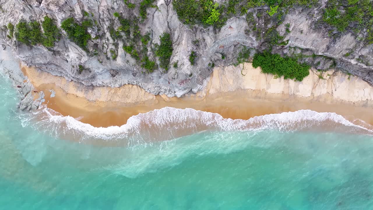 Scogliere sulla spiaggia a Trancoso, Bahia, Brasile.