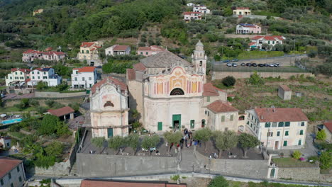 increíble vista aérea de la iglesia católica en calice ligure durante la boda