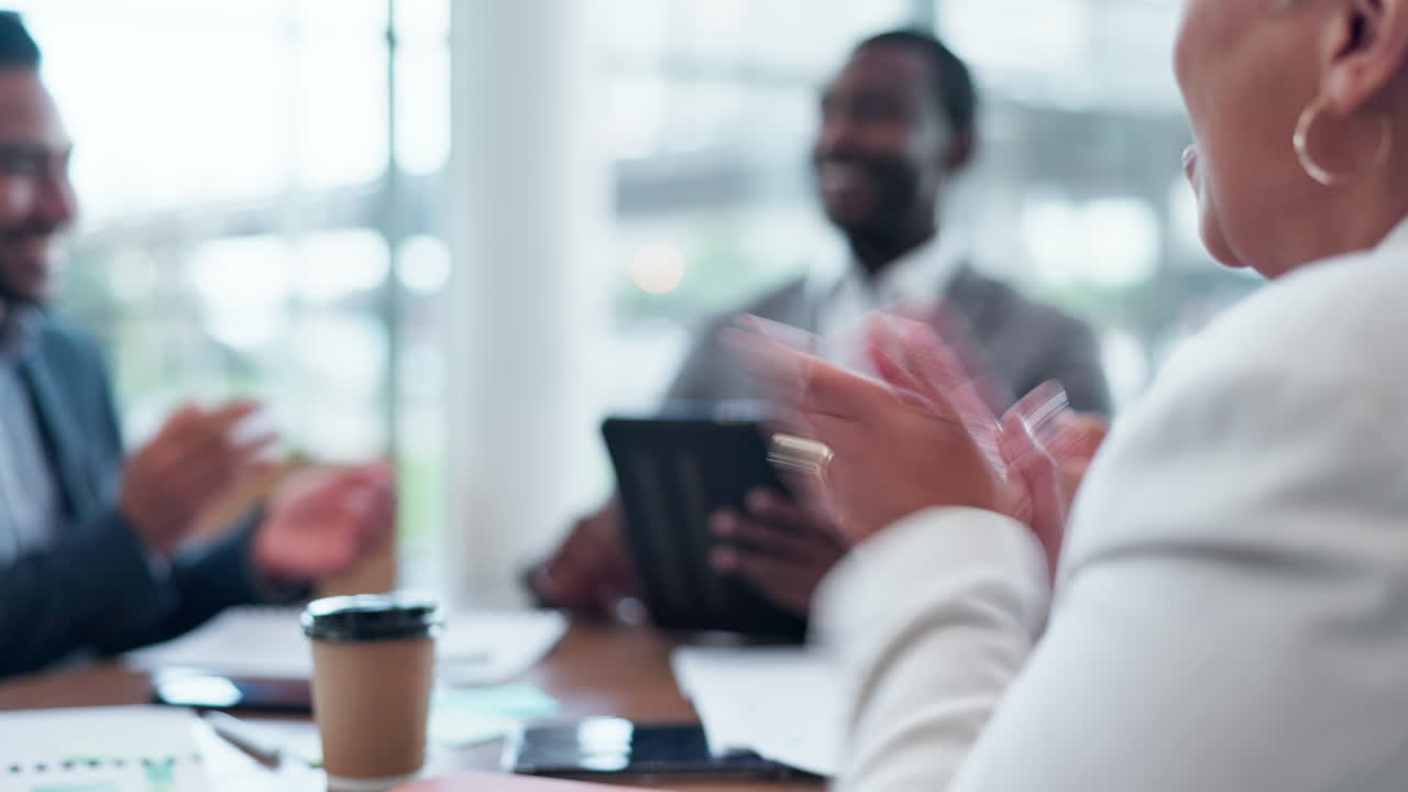 motivación, hombre negro o personas de negocios felices