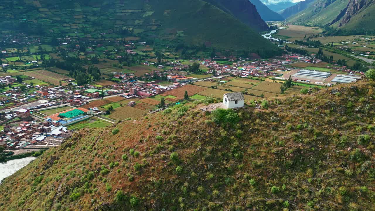 칼카 성스러운 계곡의 평화와 아름다움이 이 숨막히는 공중 사진에 담겨 있습니다.