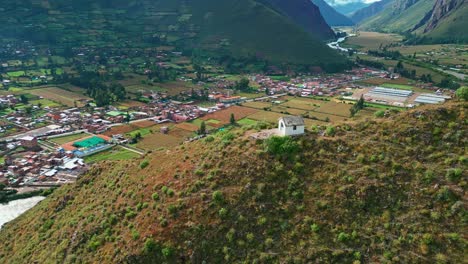 La-Paz-Y-La-Belleza-Del-Valle-Sagrado-De-Calca-En-Esta-Impresionante-Toma-Aérea