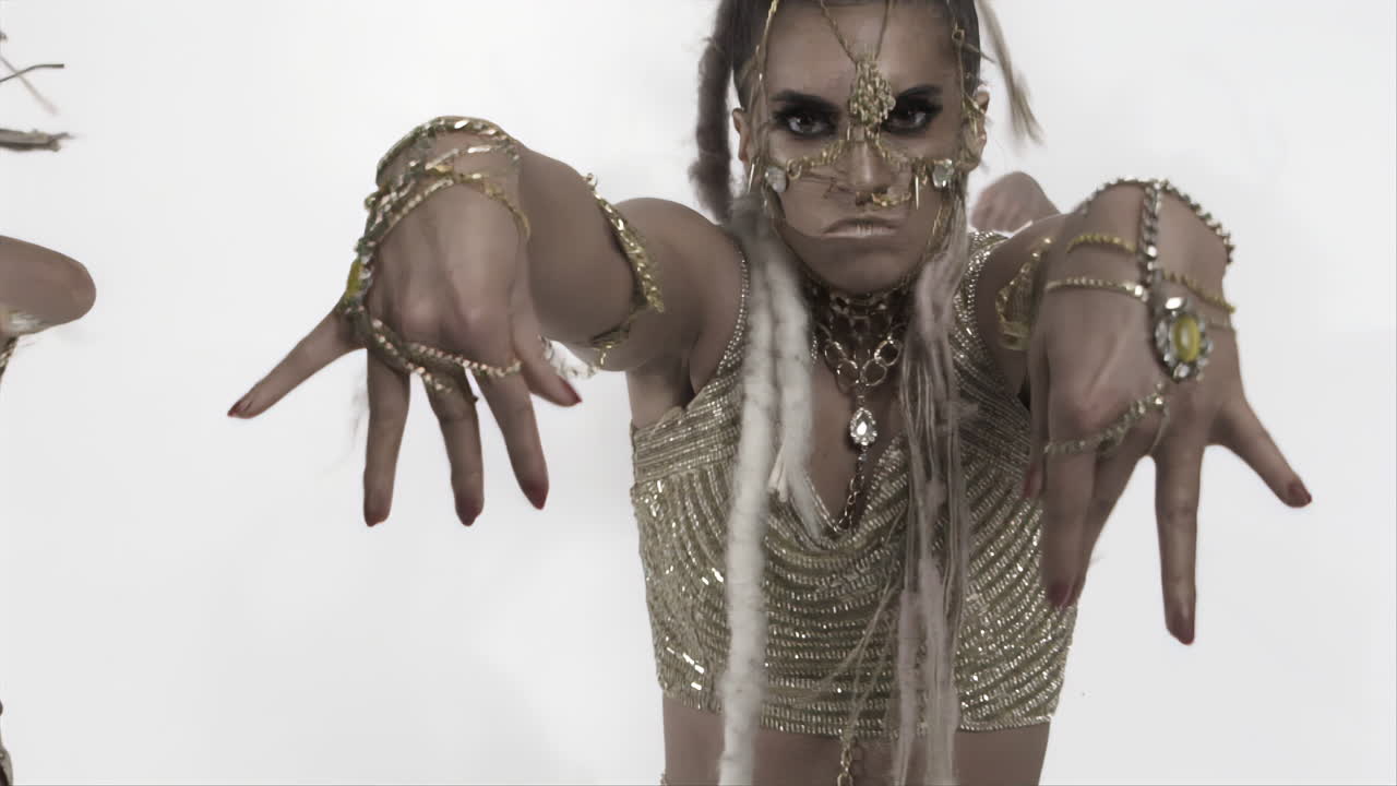 bailes orientales modernos y glamurosos sobre un fondo blanco