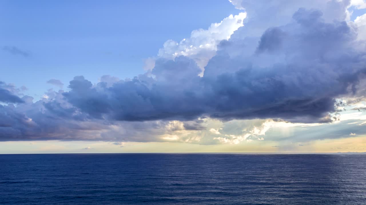 스카이 라인 위에 좋은 구름과 함께 바다와 파란 하늘의 타임 스 항공 풍경