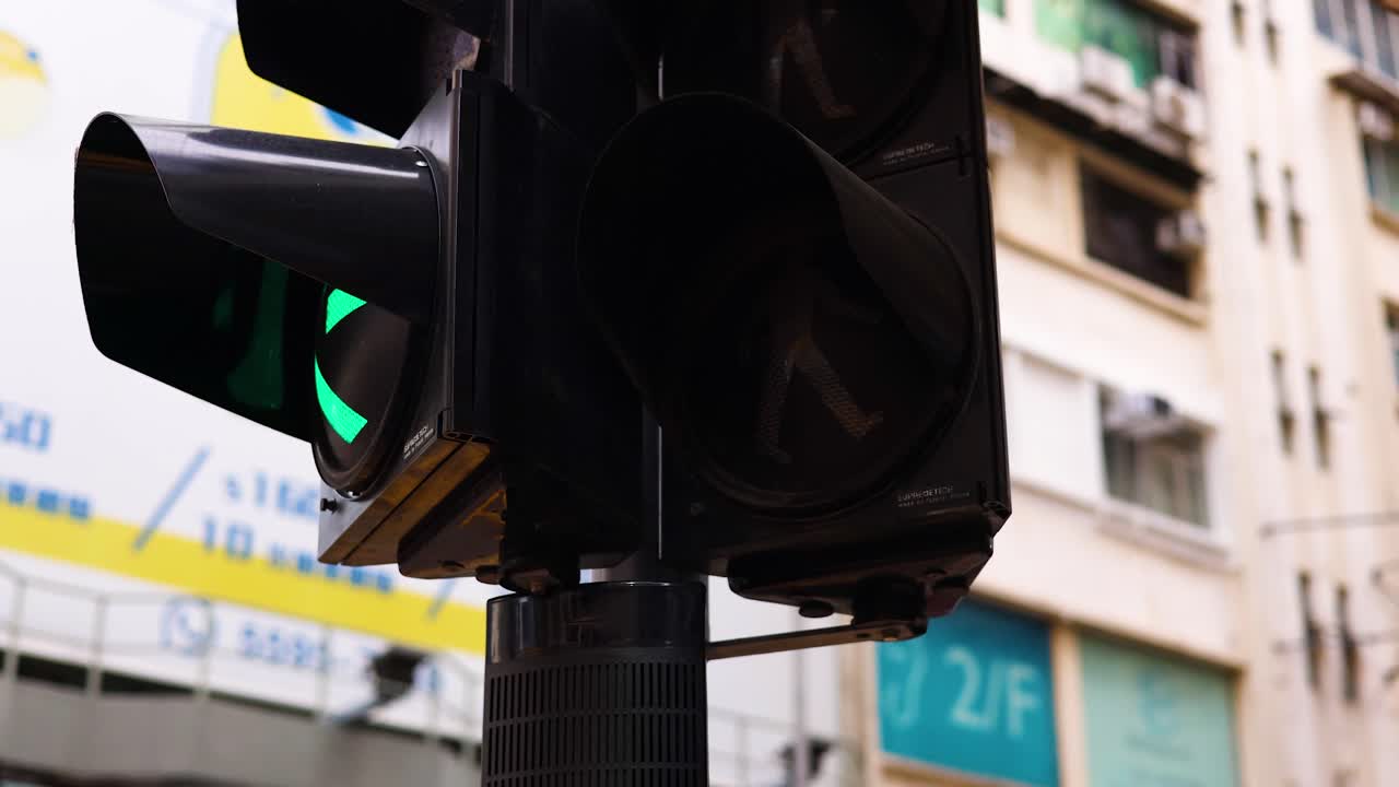 las señales de luz verde en el cruce de peatones en hong kong