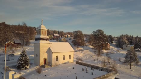 pequeña iglesia en borgvattnet en suecia