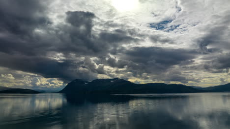 dramatyczne niebo nad fiordem w północnej norwegii