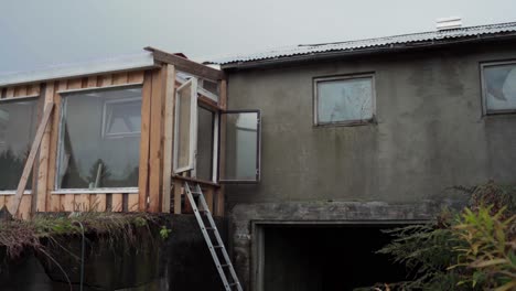 el lapso de tiempo del hombre construyendo un invernadero en el patio