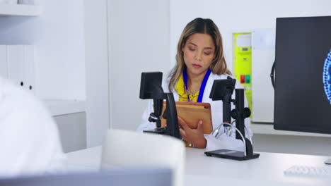 médico, mujeres y empleado con una tableta