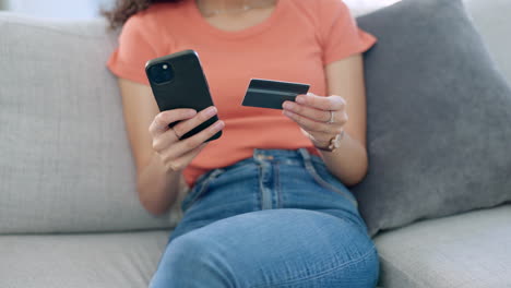 mujer, manos y teléfono con tarjeta de crédito en el sofá
