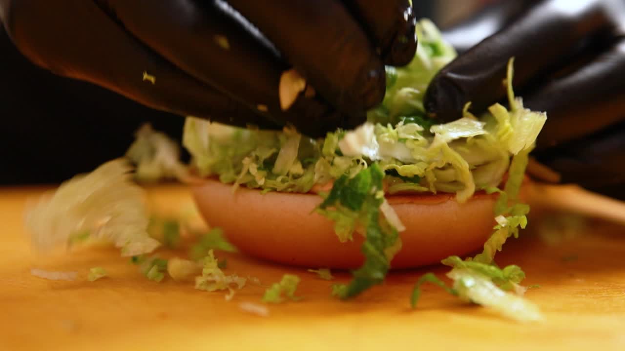 haciendo una deliciosa hamburguesa