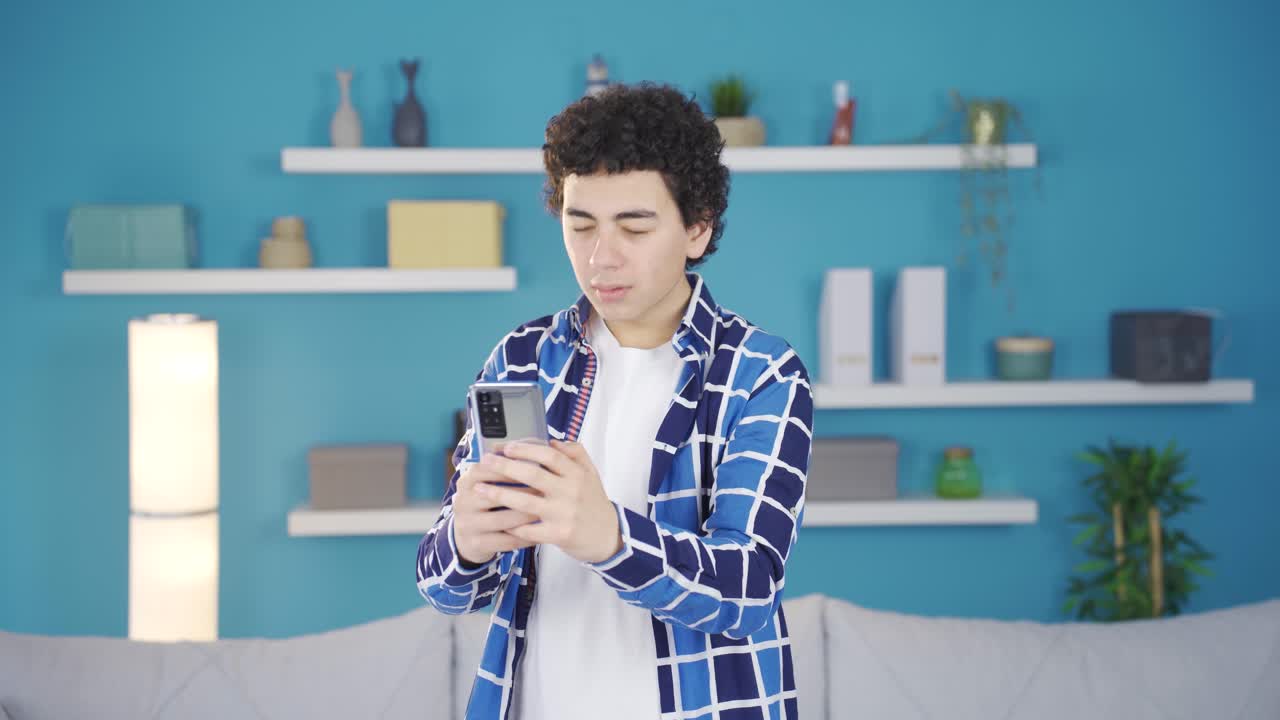 십대 남성이 문자 메시지를 보내고 전화로 채팅하는 것은 행복합니다.