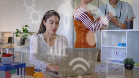 animación de procesamiento de datos con iconos sobre mujer de negocios caucásica usando portátil