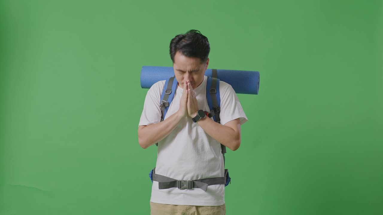 여행 도중 기도 하는 사람