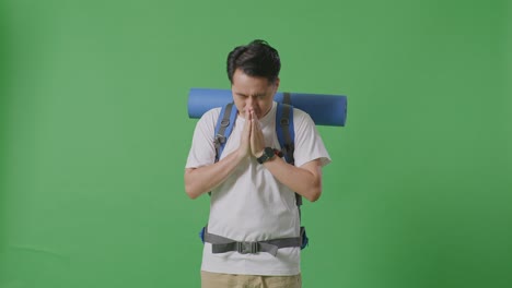 hombre orando mientras viaja