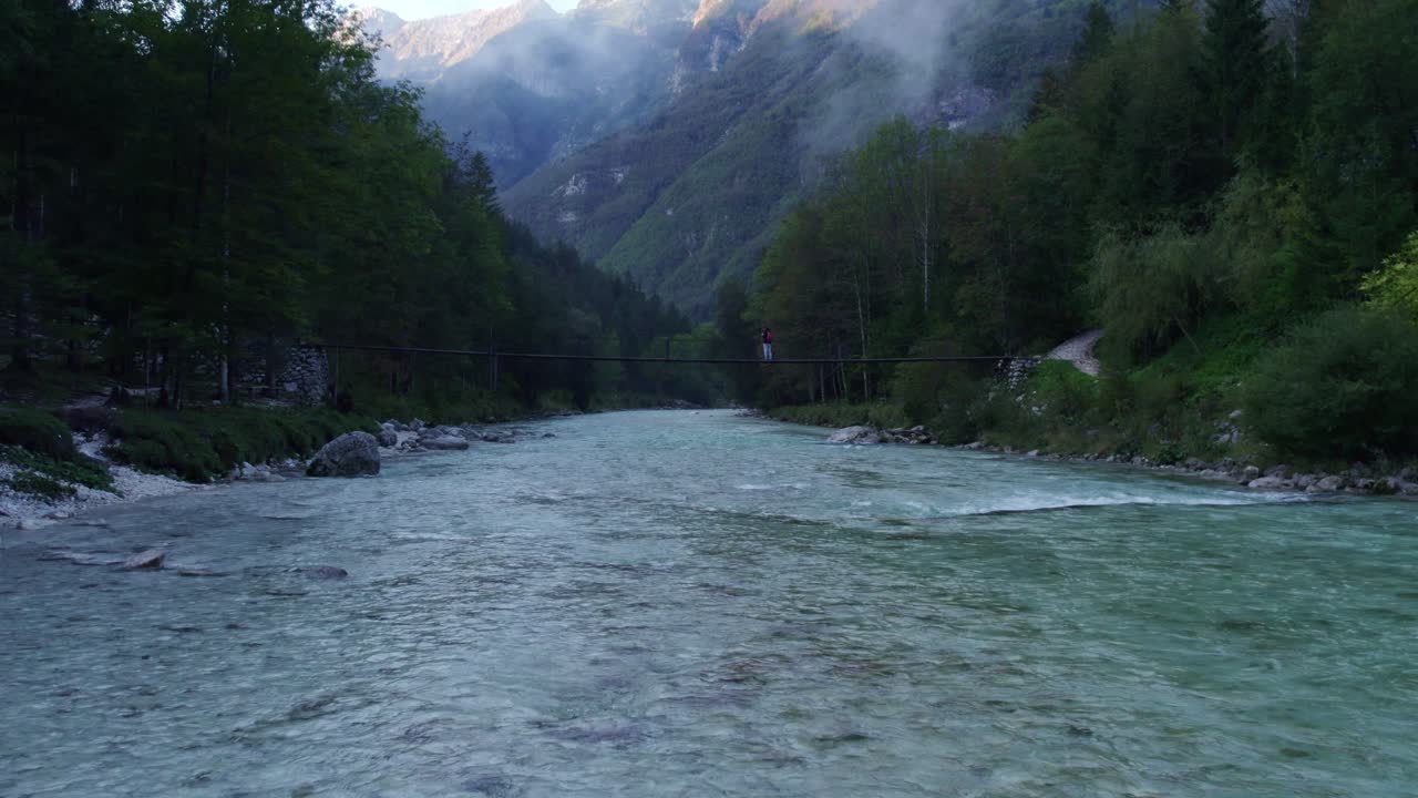 Acque limpide del fiume Isonzo attraversano Bovec all'alba