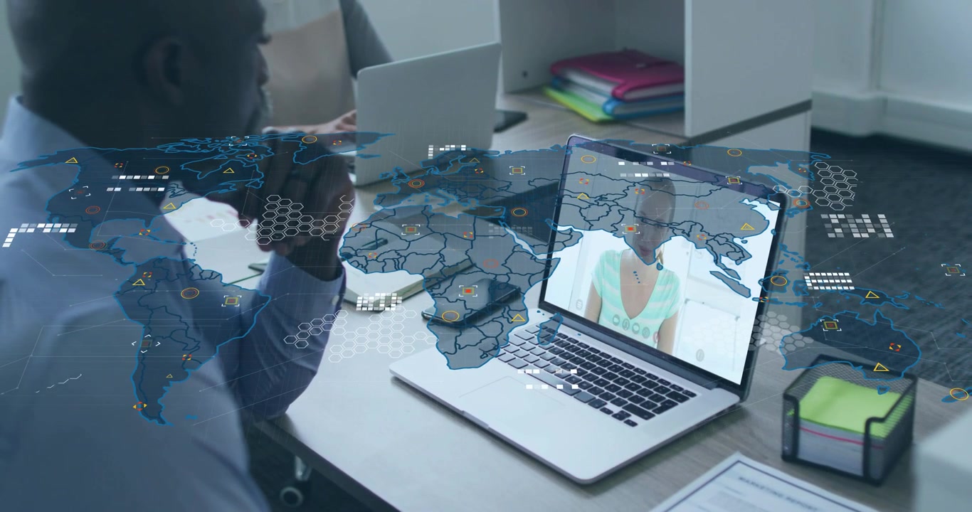 En mand sidder ved et skrivebord, starter et videoopkald på sin laptop og overlejrer et kort med dataknuder for globalt samarbejde.