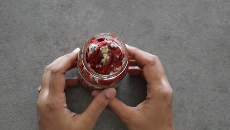 pasta de tomate con moho en un frasco