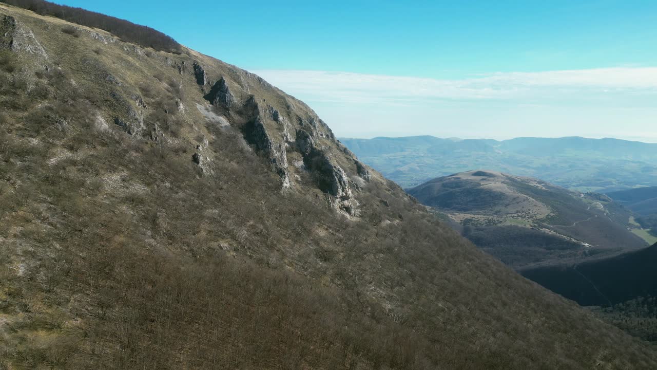 un hermoso drone filmado sobre la montaña de san vicente en los apeninos de la marcha de umbria