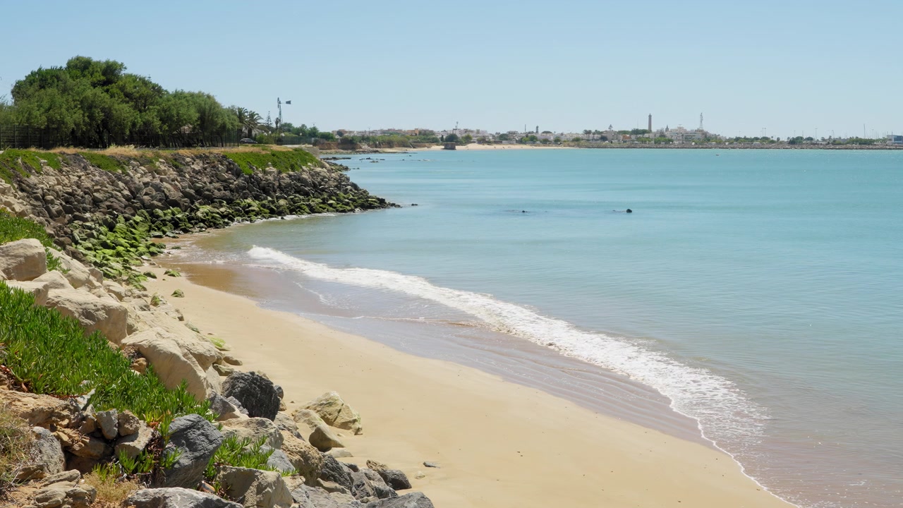 Playa Micaela nahe Chipiona, Cadiz. Leerer Strand mit klarem blauem Himmel.
