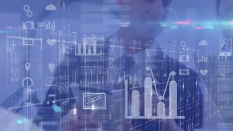 animación de iconos y datos financieros sobre empresarios caucásicos que trabajan en la oficina