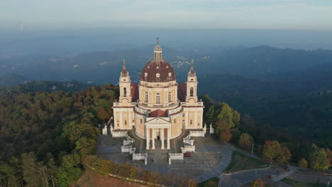 Drohnenaufnahmen-Der-Superga-Basilika-Bei-Sonnenuntergang-In-Turin,-Italien