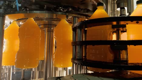 producción y embotellado de jugo en botellas de plástico en línea de transporte automático.