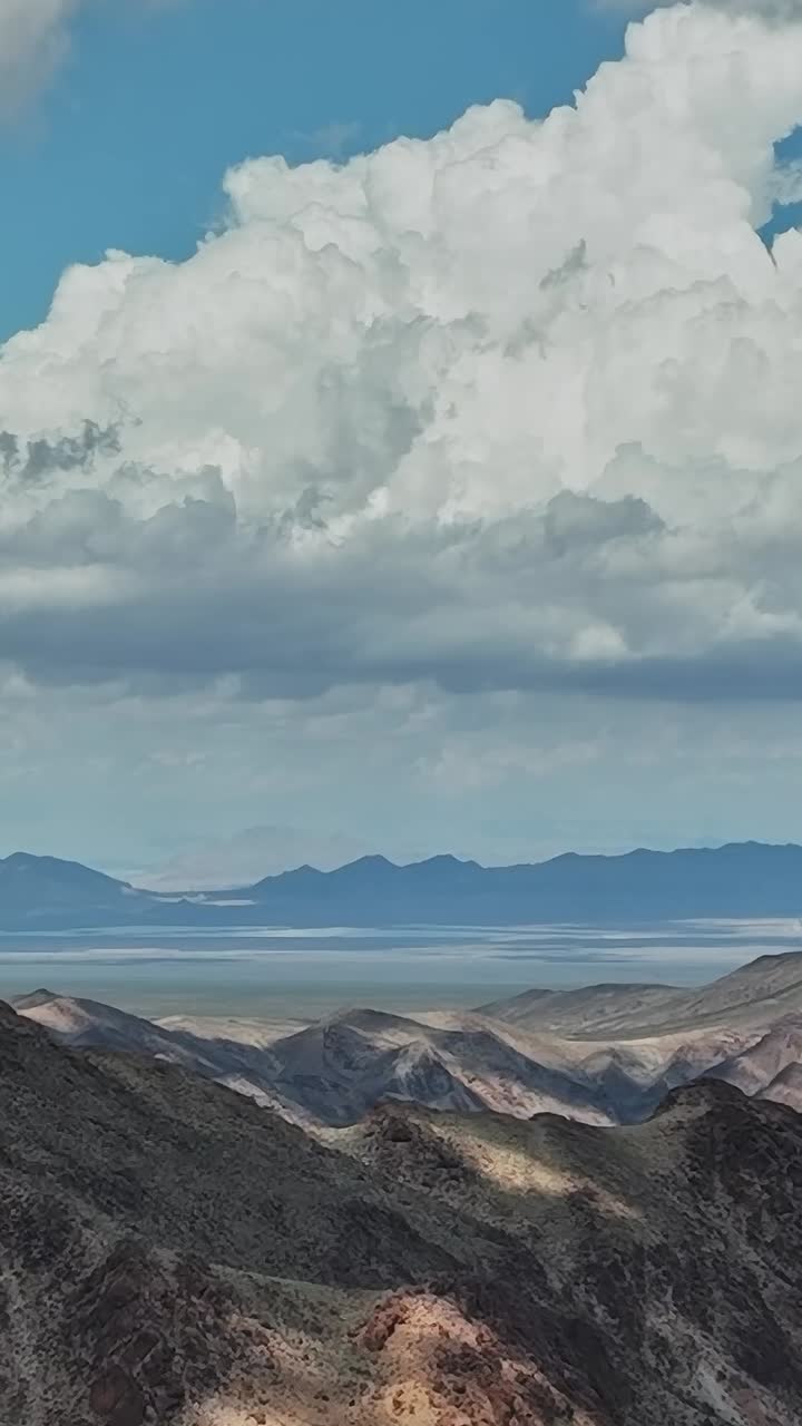 Panorami dall'alto delle montagne negli Stati Uniti con nuvole e paesaggi