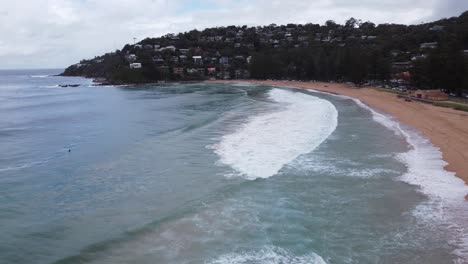 Drone-Volando-Sobre-Una-Hermosa-Playa-De-Arena-En-Australia-En-Un-Día-Nublado