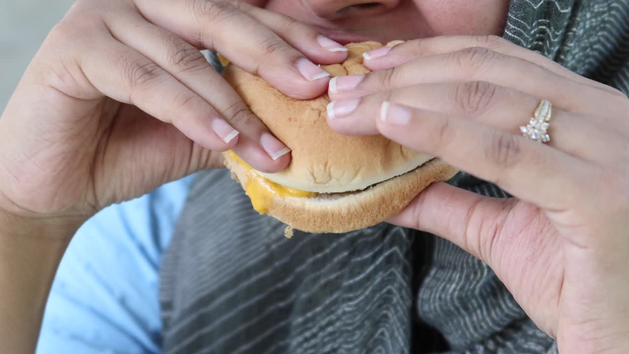 치즈버거를 먹는 여자