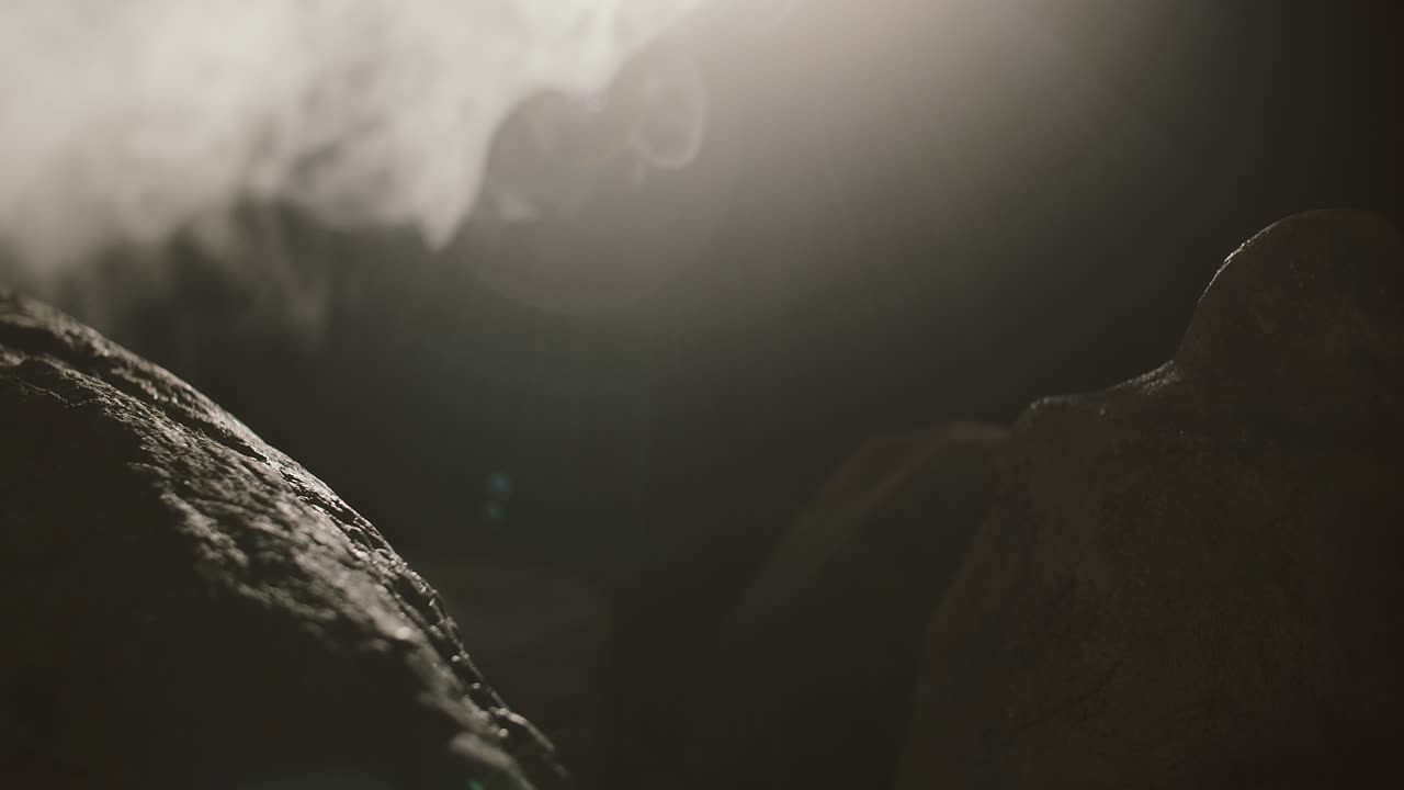 близкий вид на скалы в дыме, горы ночью