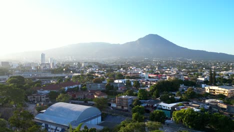 Drone-Volando-Y-Elevándose-Sobre-San-Salvador