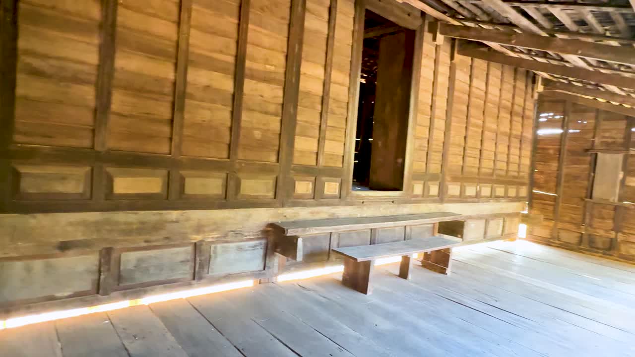 interior de madera de una casa tradicional tailandesa