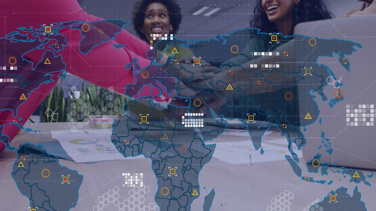 Colleghi che si uniscono al centro e sovrappongono le mani su grafici, animando una sovrapposizione di dati globali per il business.