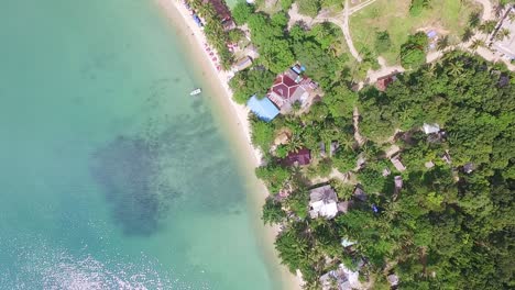 koh chang 的一個遊客海灘的空中垂直拍攝,有屋頂,海灘和公寓度假村