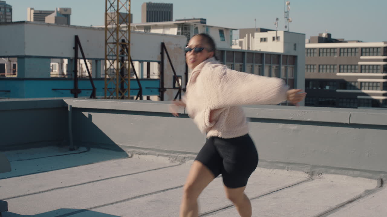 mujer bailando en el techo chica superior realizando estilo de baile hip hop divirtiéndose bailarina de estilo libre en la ciudad urbana