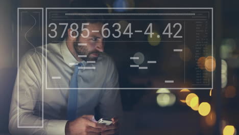 animación del procesamiento de datos financieros sobre empresario biracial usando teléfono inteligente en la oficina.
