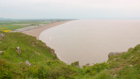 vista general del mar de somerset desde el promontorio de brean down durante el día en inglaterra