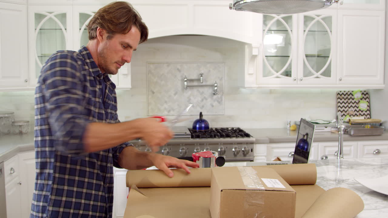 r3d에서 우편을 위해 집에서 포장 된 패키지를 포장 한 사람