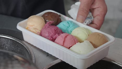 persona que sirve helados de colores