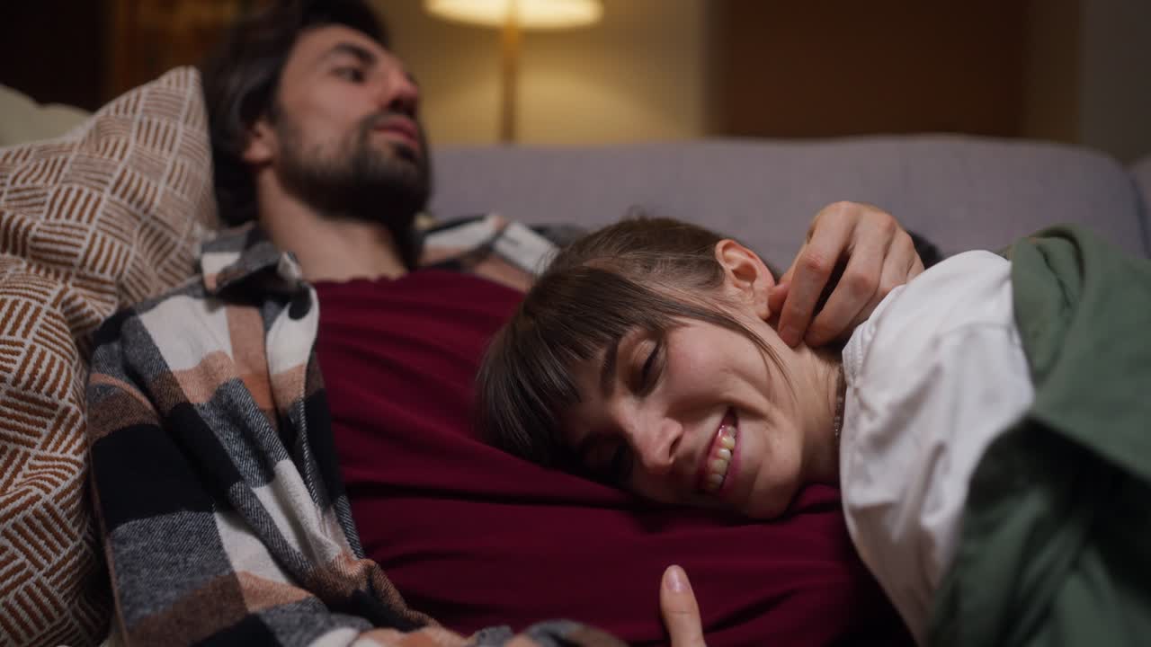 pareja relajándose juntos en el sofá