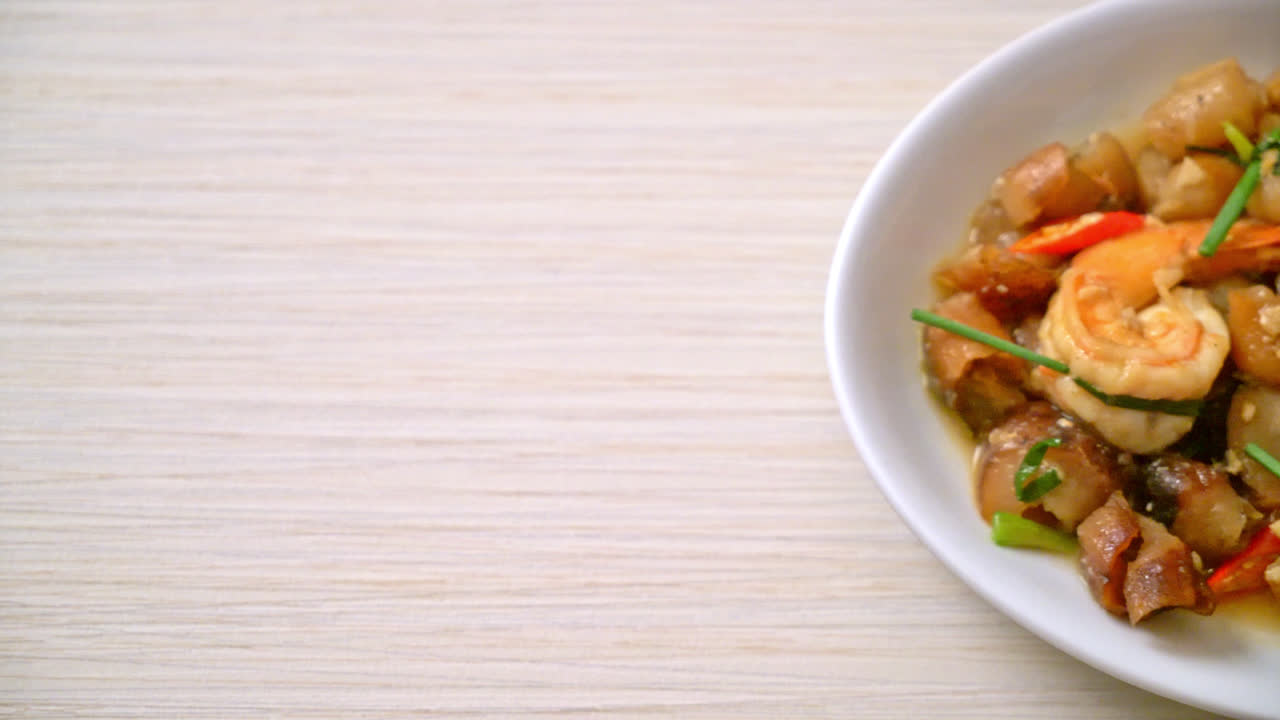 새우와 함께 찐 해삼 볶음 - 아시아 음식 스타일