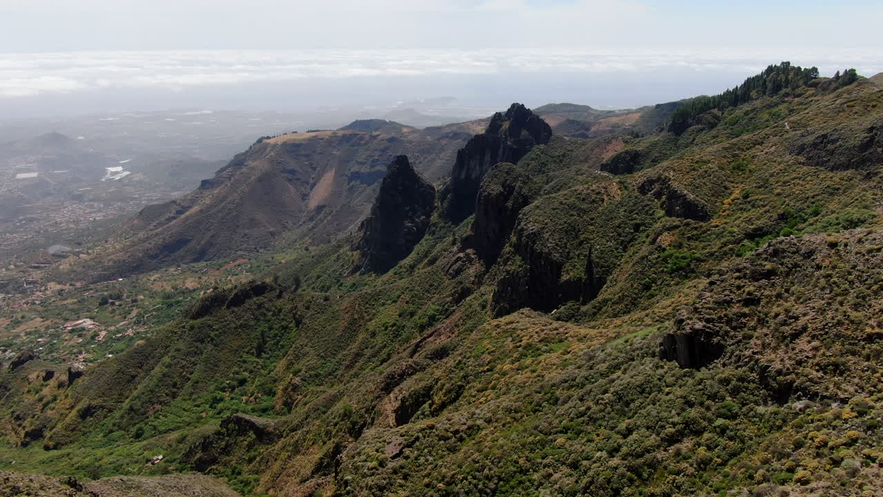 vista aérea viajando sobre roque chico y roque grande en la reserva natural, en la isla de gran canaria en un día soleado